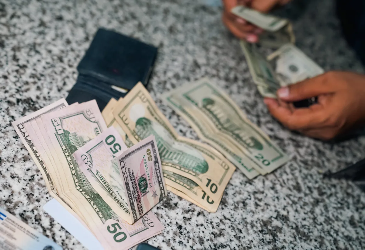 Delincuentes pagaban hasta USD 25 por encuestas falsas y abrían cuentas digitales a nombre de las víctimas en El Salvador