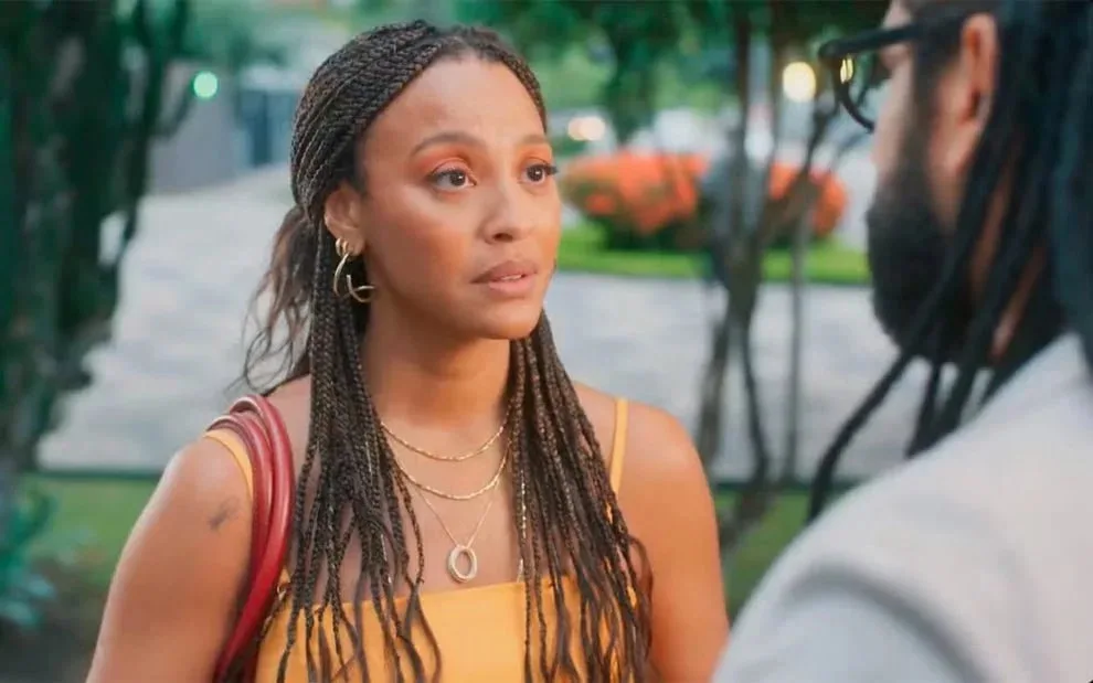 Novo casal? Bela dá um beijo em Lucas, mas logo puxa o tapete dele em Por Você