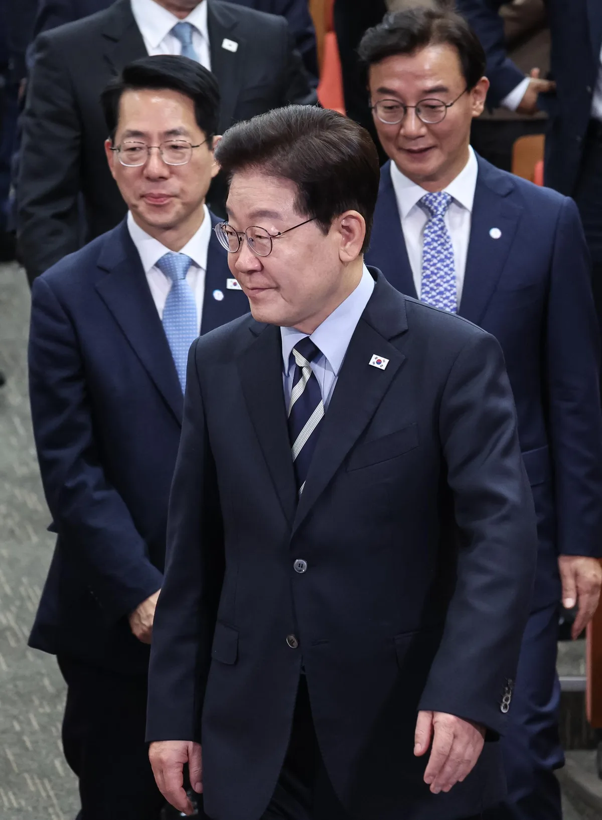 부산 HMM 방문한 李, 북항 들러 ‘부캉이’ 관람 시민과 소통