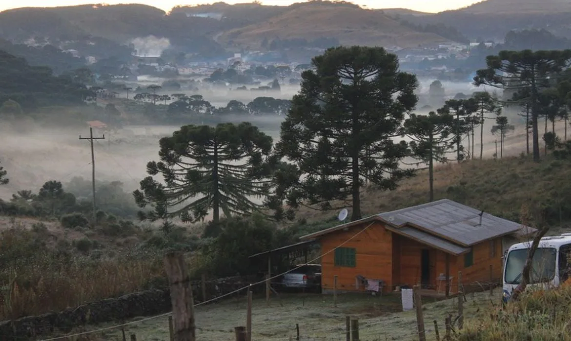 Massa de ar polar se espalha do Sul ao Norte do país; confira a previsão de hoje