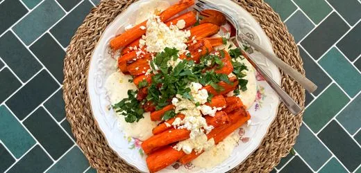 Günstiges Abnehmrezept: Rauchig-süße Ofenkarotten mit Feta-Frischkäse-Dip für zwei Euro