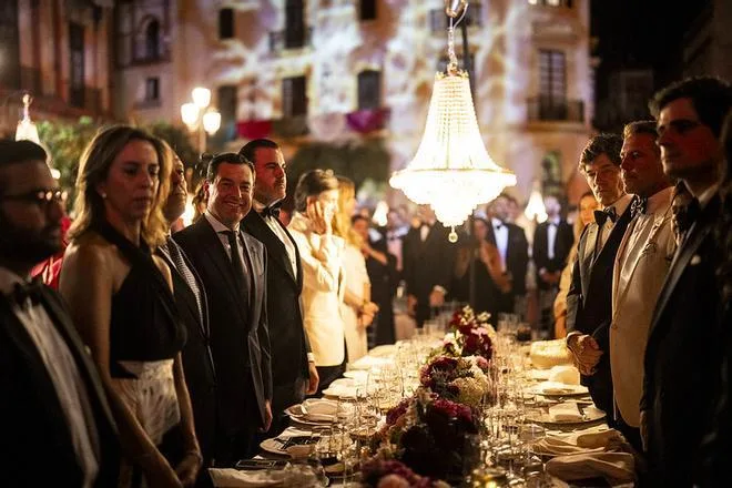 Polémica por la fiesta de la revista Escaparate al lado de la Giralda: el Ayuntamiento de Sevilla y Junta de Andalucía pagaron 36.000 euros