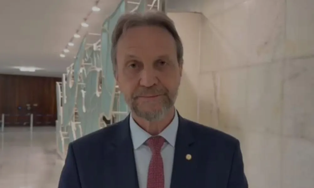 Líder do PT passa mal em reunião, é retirado de maca e Motta suspende sessão na Câmara