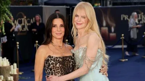 Sandra Bullock renace junto a Nicole Kidman con leopardo, lentejuelas y perlas en su regreso más emotivo a la alfombra roja