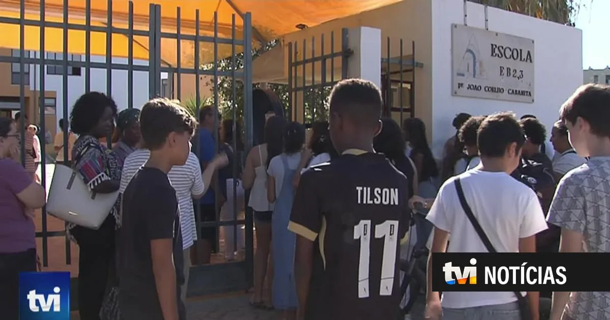 Falta de docentes preocupa famílias no arranque do ano letivo: "Passam horas sem professores, às vezes têm só uma aula"