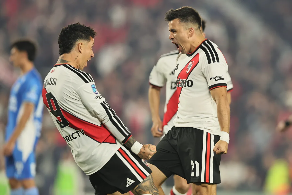 A qué hora juega River hoy