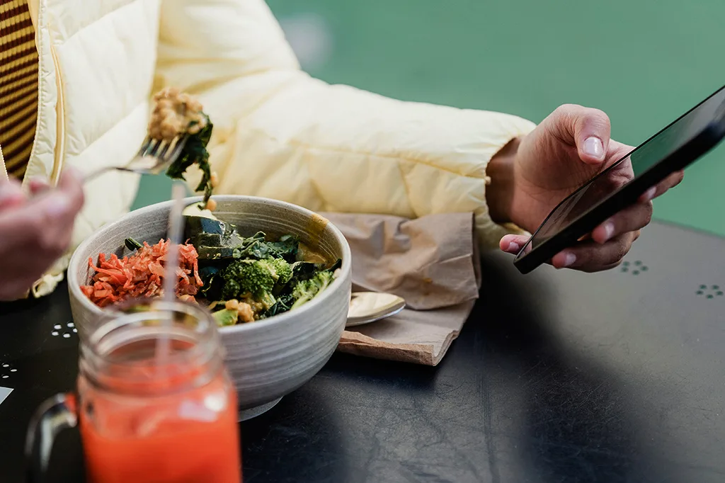 Distração à mesa aumenta o risco de comer em excesso, aponta estudo