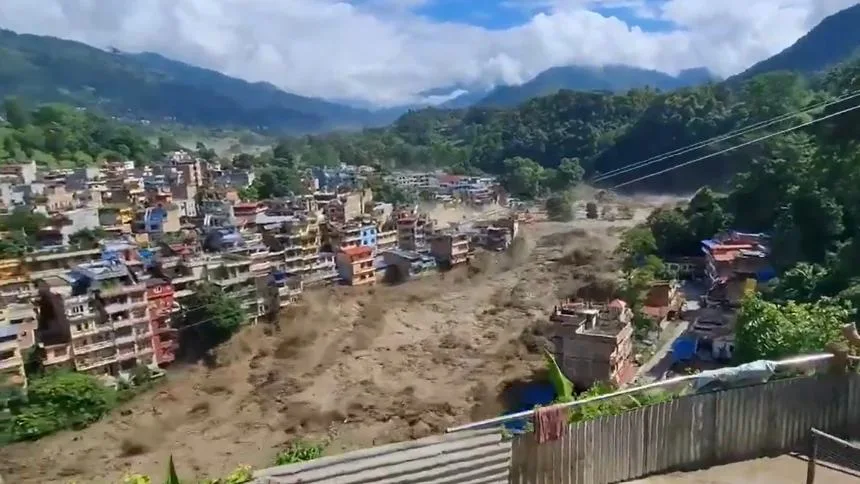 Los terroríficos videos de las inundaciones en Nepal, van más de 50 muertos y 400 desaparecidos