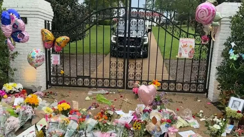 World honours Dolly Parton