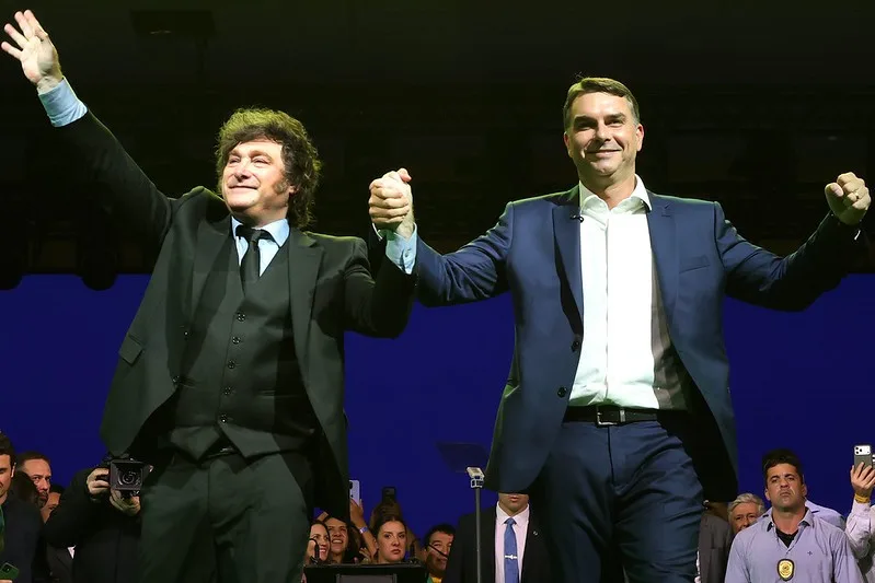 TSE nega ação contra Flávio por visita de Milei e vídeo de IA de Bolsonaro