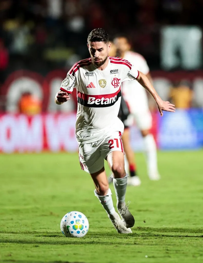 Conmebol confunde Jorginhos em evento e volante do Flamengo reage