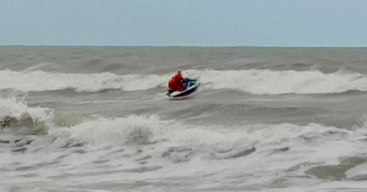 Amplían la búsqueda de los dos kayakistas que desaparecieron en el mar en Santa Teresita