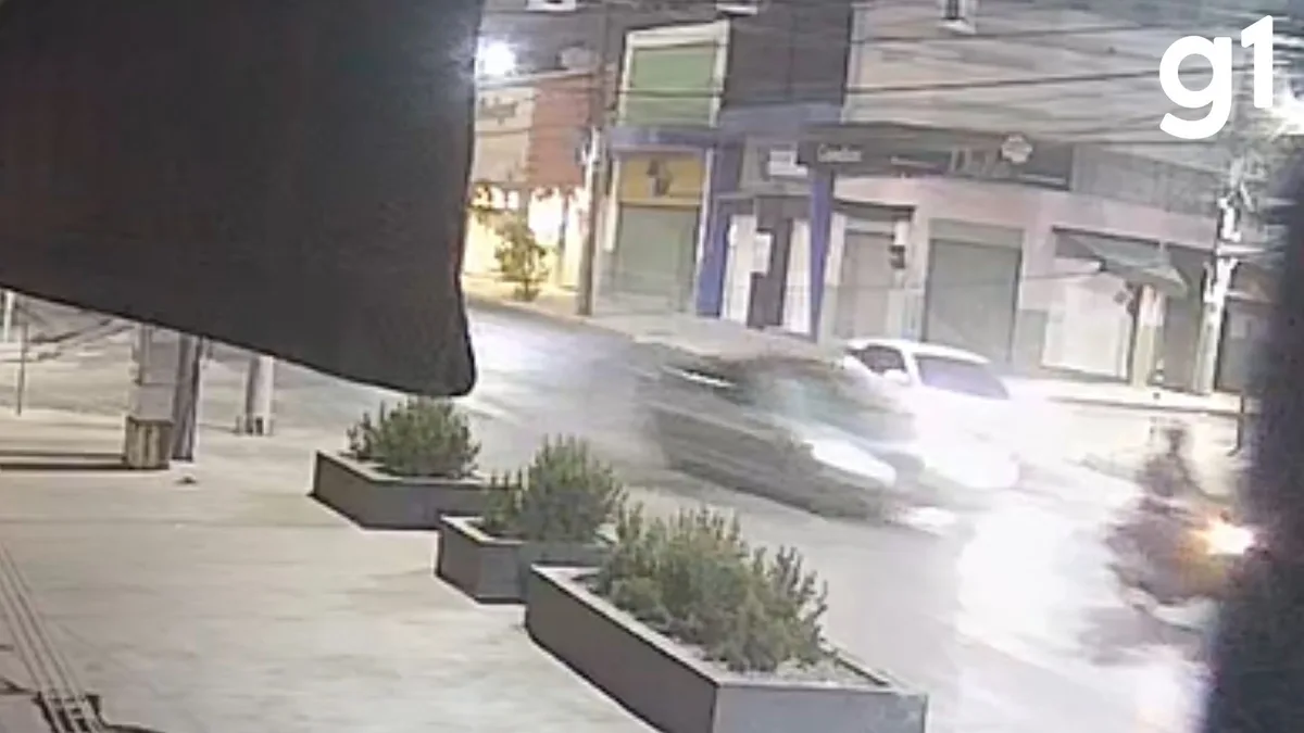 Câmeras mostram momento em que carro de luxo atinge motociclista que morreu em Cuiabá; veja vídeo