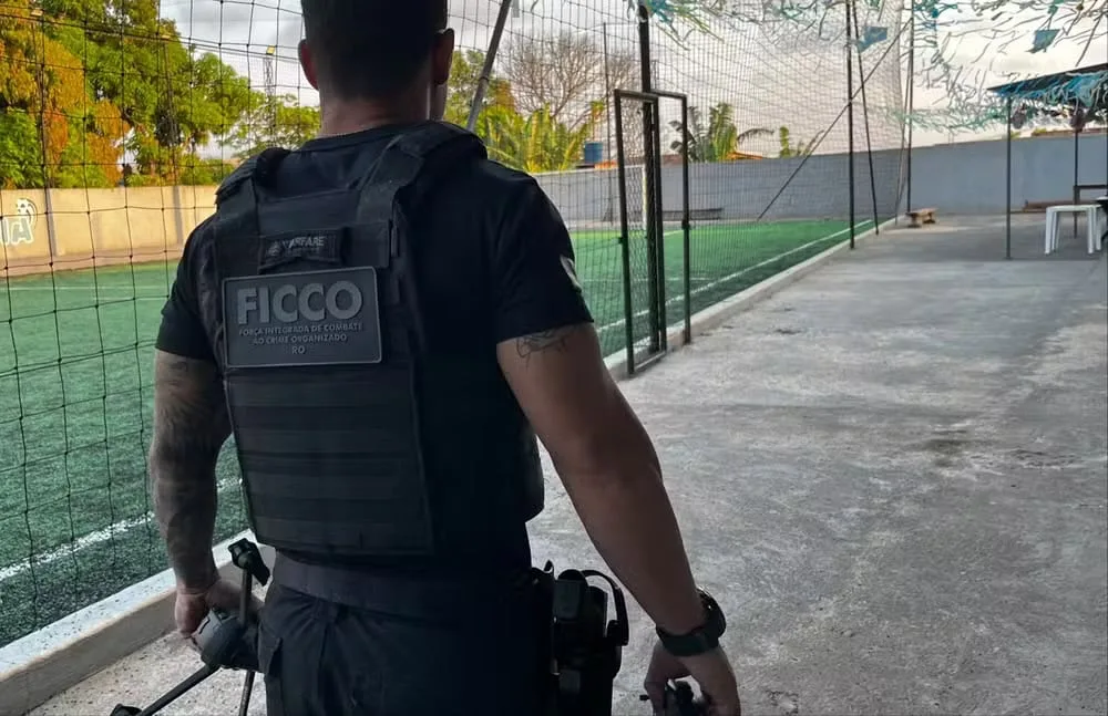 R$ 6,8 milhões bloqueados e campo de futebol sequestrado em operação contra o tráfico