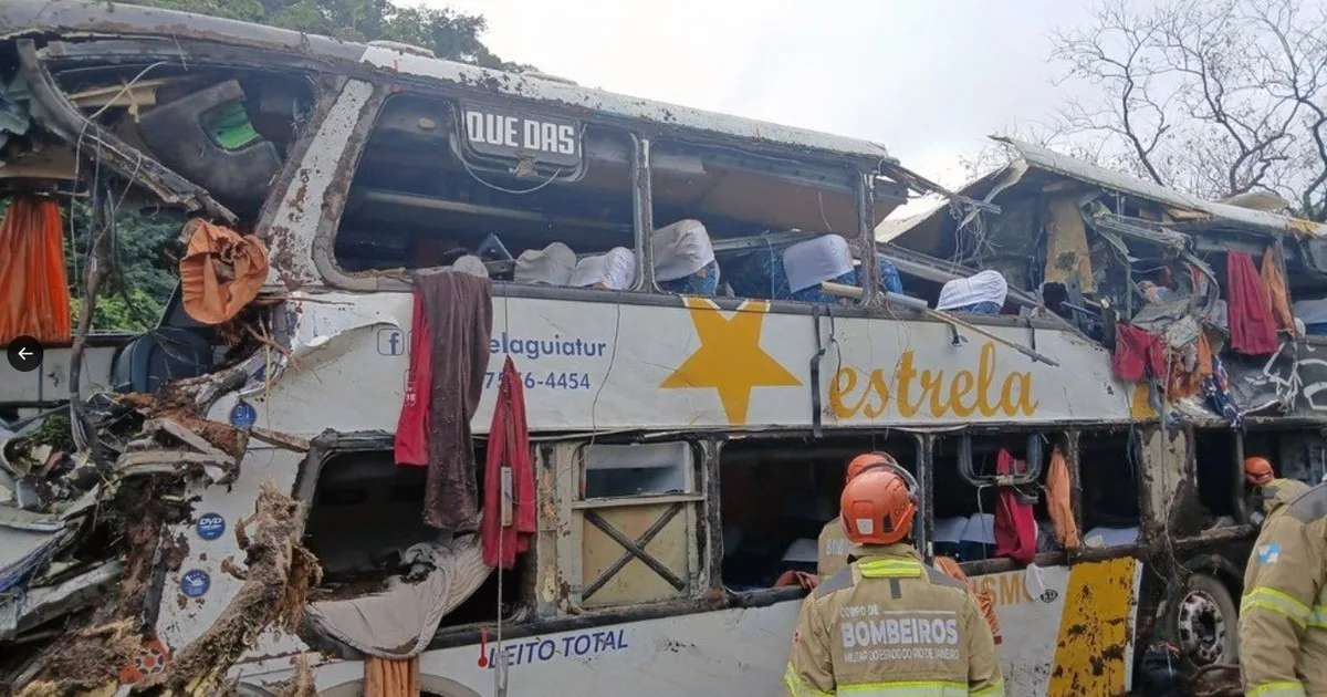 "La gente le pidió al conductor que no condujera tan rápido": 10 personas murieron al volcar un micro clandestino en Río de Janeiro