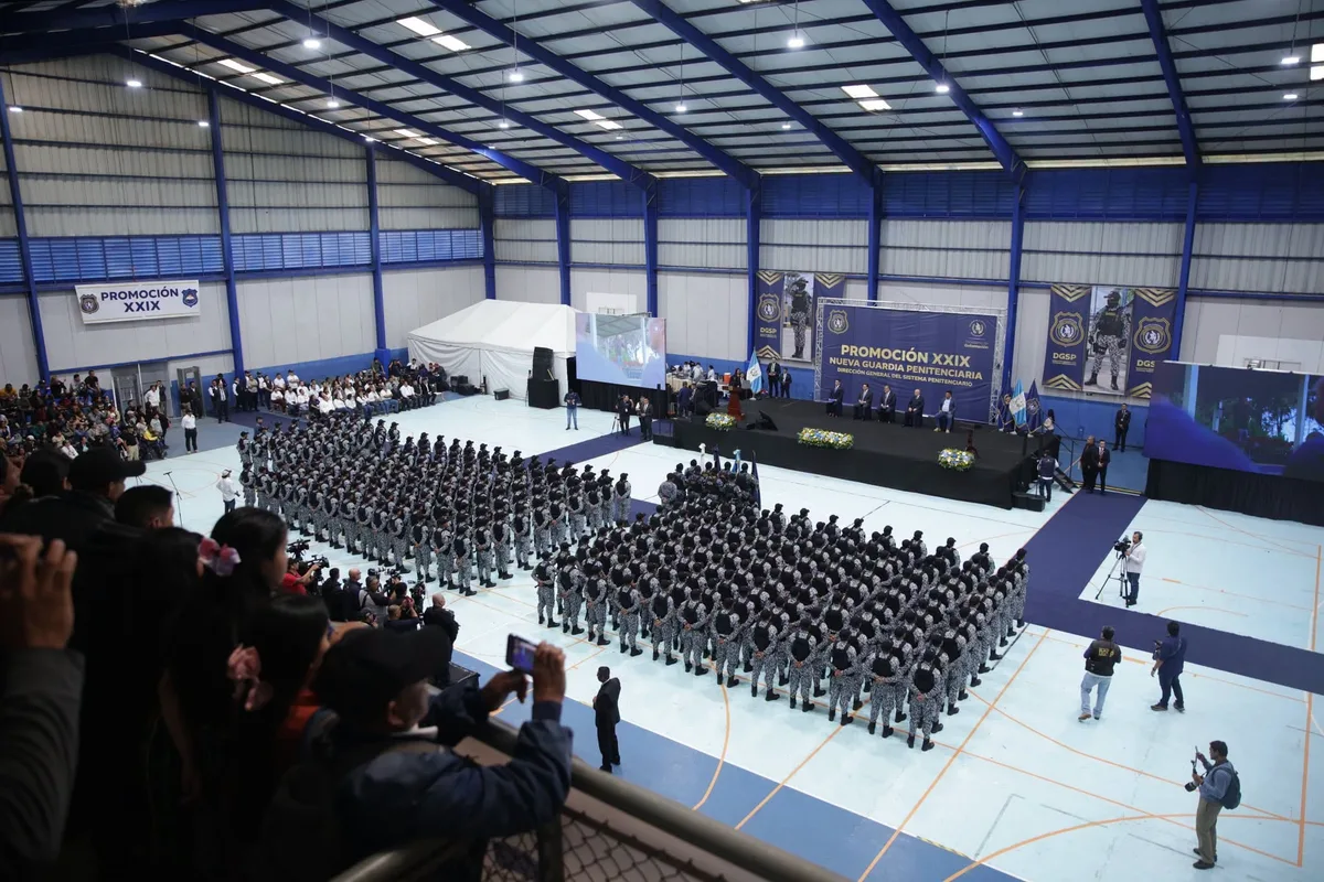El presidente Arévalo gradúa a 287 guardias penitenciarios para reforzar el control en las cárceles
