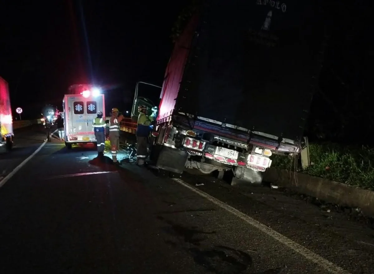 Se volcó un camión en la vía al Llano y dos personas quedaron atrapadas: así está el tráfico en el corredor vial