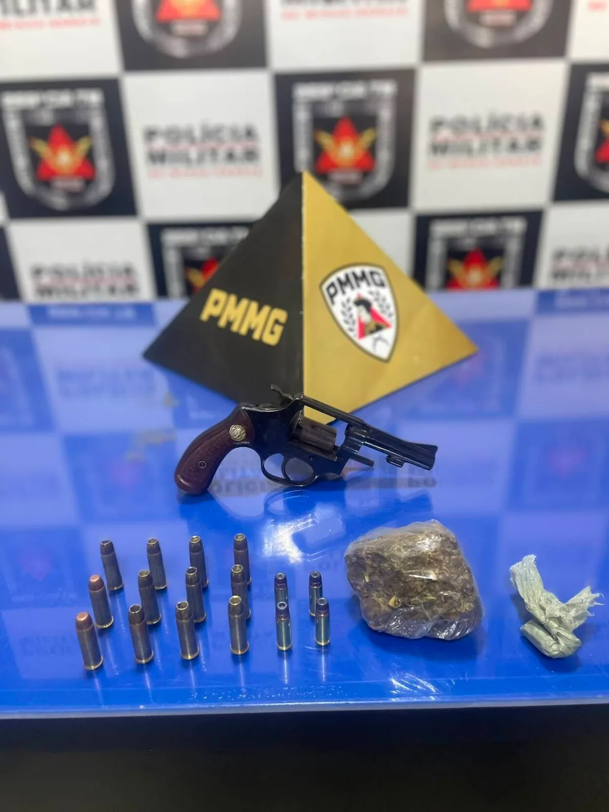 Homem tenta fugir da PM e é preso com arma, munições e maconha em Pirapora
