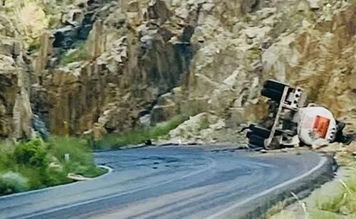 Derrame de ácido sulfúrico provoca cierre carretero en Sonora; llevan más de 15 horas con el tránsito suspendido