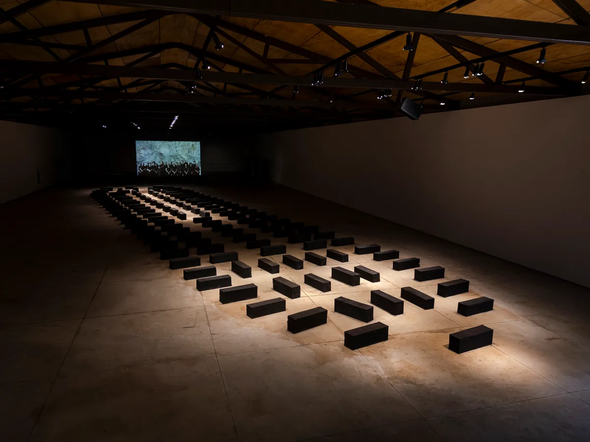 Violências do colonialismo se repetem no presente, diz artista portuguesa Grada Kilomba, que traz obra de Inhotim para SP