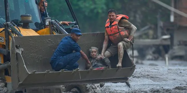 EN DIRECT, inondations au Népal et au Tibet : le bilan s’alourdit à 472 morts et plus de 1 400 disparus ; les autorités chinoises alertent sur le risque de rupture d’un lac de retenue