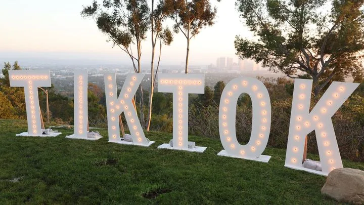 Dix ans de TikTok : une décennie d'ambivalences politiques