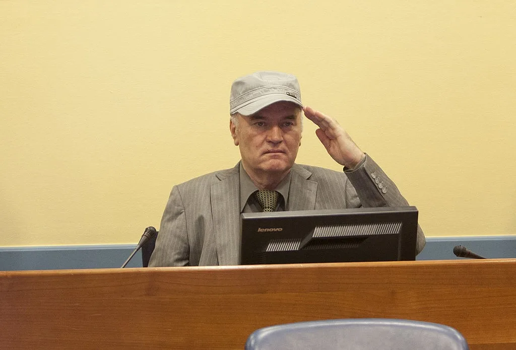 Morre o ‘açougueiro da Bósnia’, ex-chefe militar sérvio condenado por genocídio