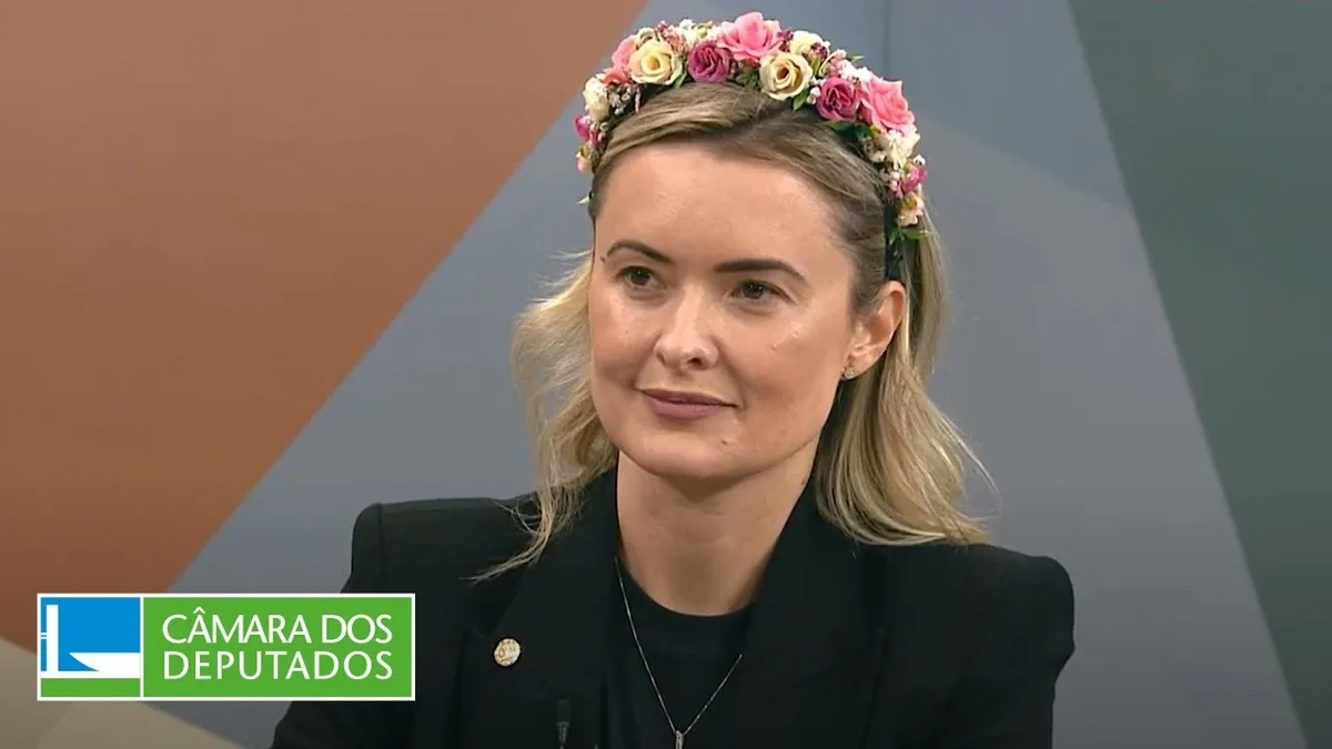 Júlia Zanatta manda arrancar cartazes contra Flávio e acusa PT de roubar aposentados