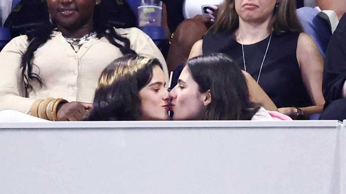 Rosalía y Loli Bahia ya no esconden su amor y se besan en público por primera vez en el US Open