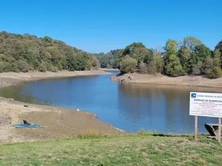 « Ils sont stressés » : les pêcheurs inquiets pour les poissons qui subissent la baisse du niveau d’eau de ce lac breton