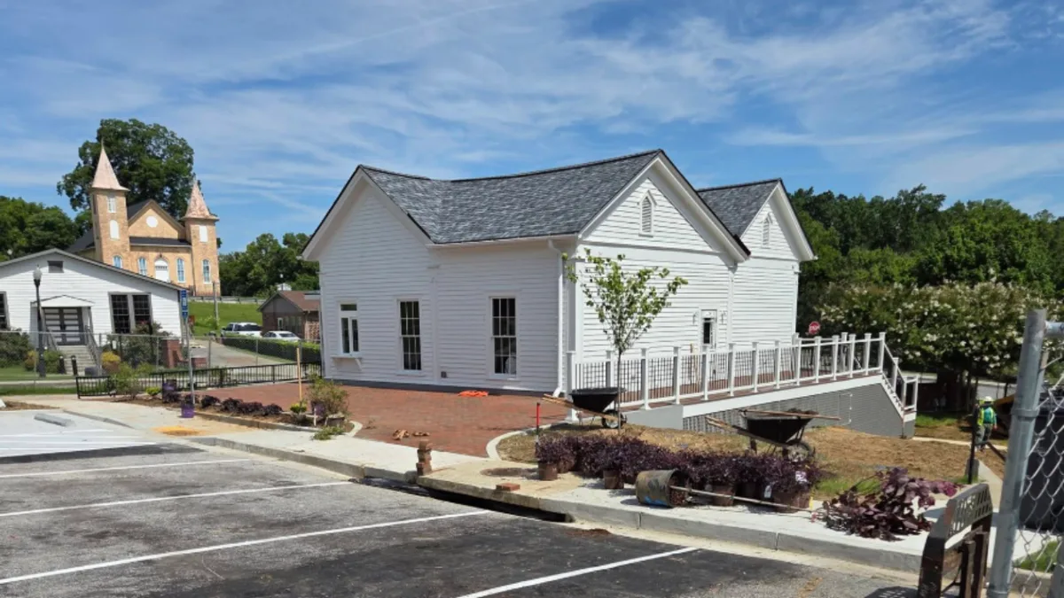 Georgia city moves pre-Civil War house for hotel; $500,000 restoration turns it into coffee shop