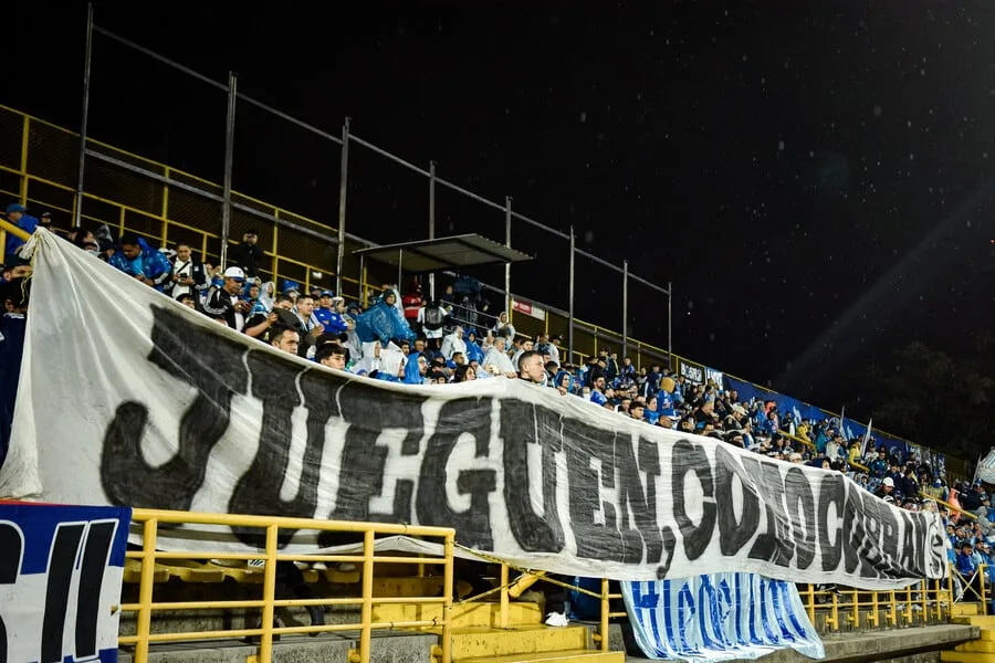 La hinchada de Millonarios protestó con banderines y pancartas en el Estadio de Techo tras la eliminación de la Copa Colombia: “Solo corren a cobrar”