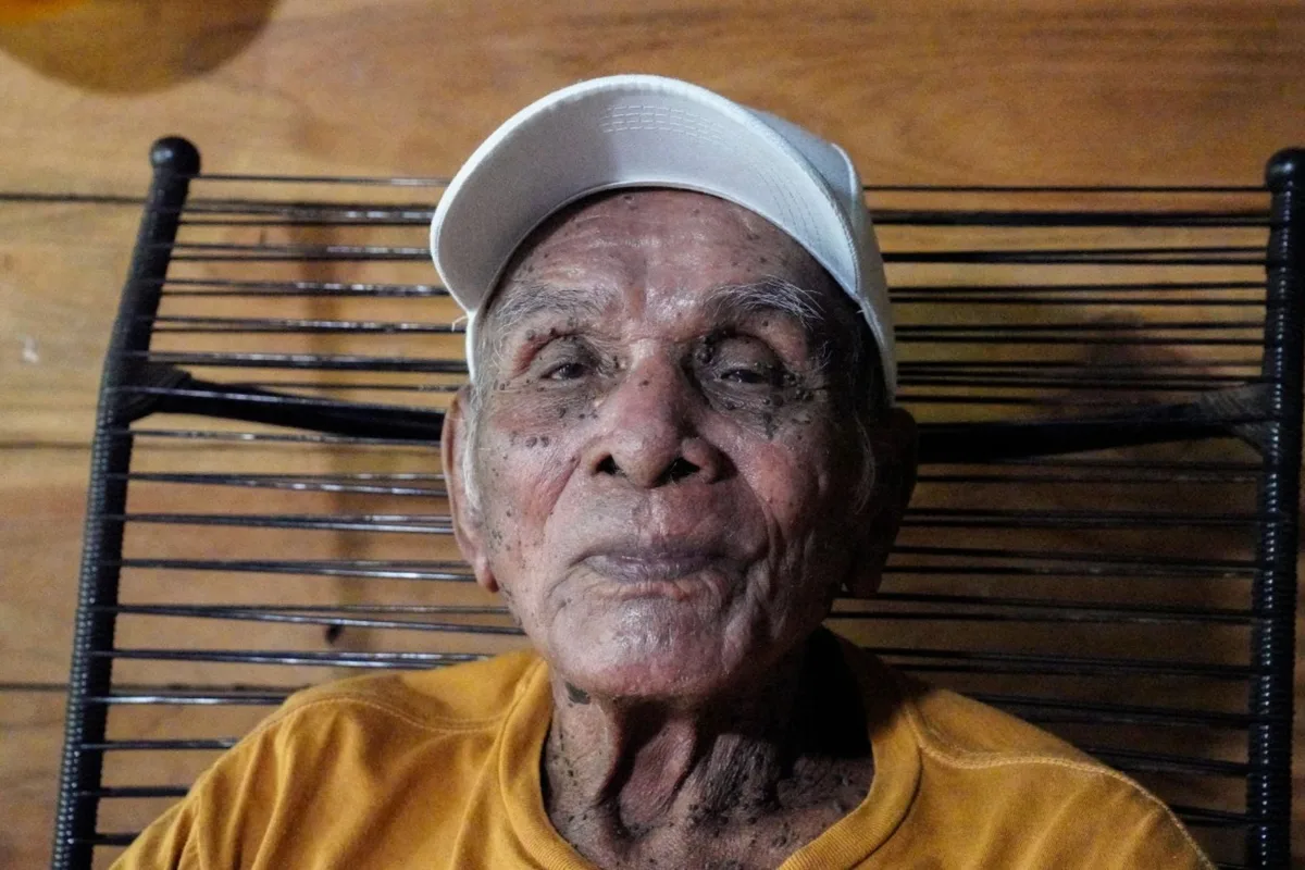 Tiene 119 años, trabajó en bananeras y aún juega al dominó: la vida del costarricense que busca un récord de longevidad