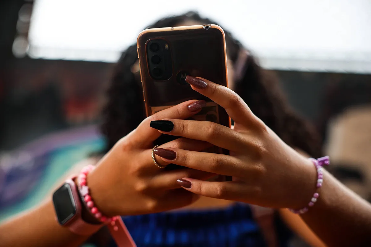 Como identificar sinais de que adolescentes sofrem coerção online e iniciar um diálogo sem intimidar