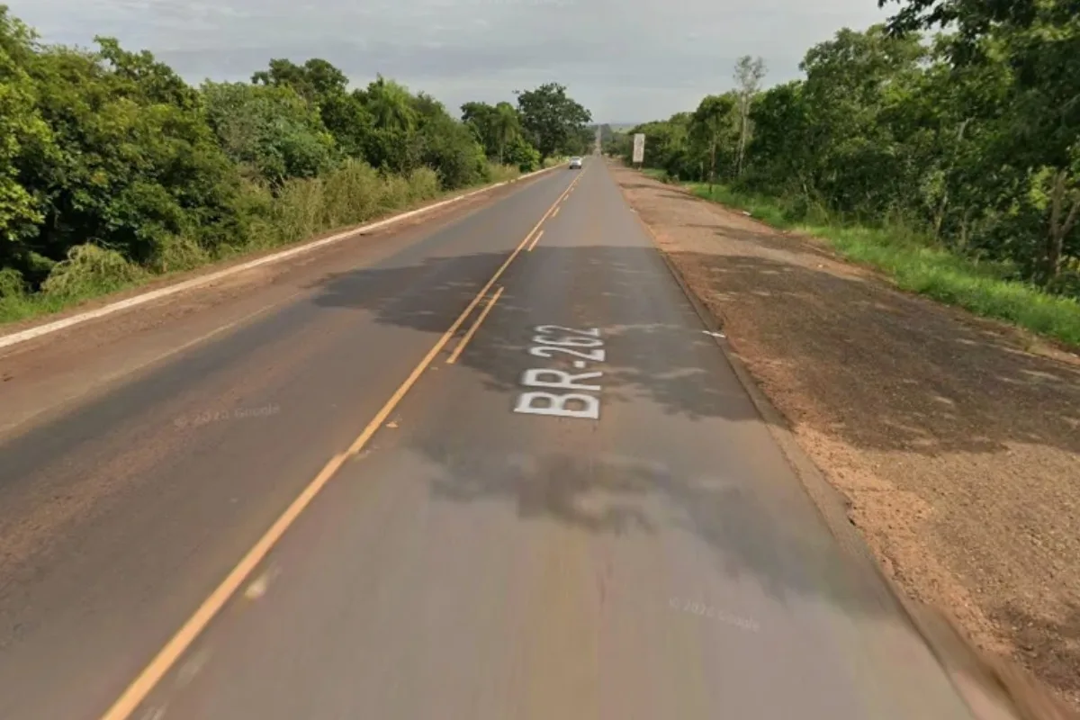 Motociclista morre após bater contra ambulância em rodovia de MS