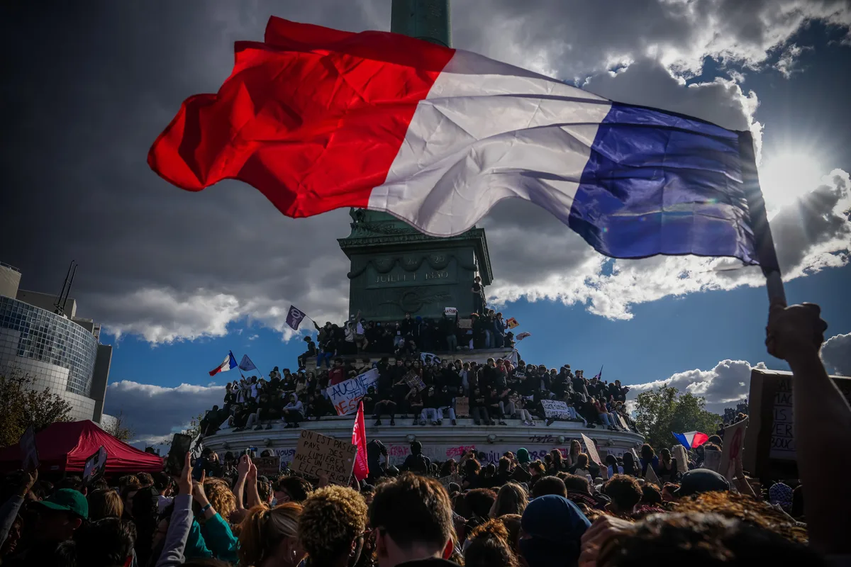 La rabia contra las instituciones tras una década de macronismo incendia Francia