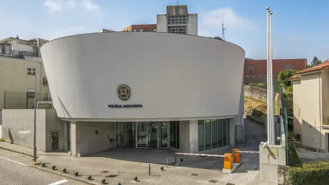 Condutor de TVDE tenta matar clientes no Porto com carro e faca