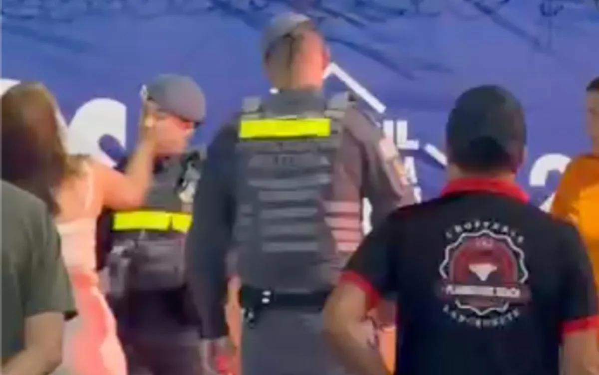 Mulher dá tapa no rosto de policial militar durante confusão na Festa do Peão de Barretos