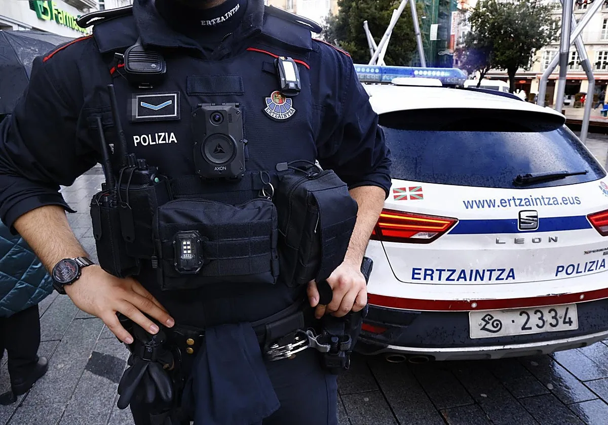 Dos ertzainas heridos arrollados por un magrebí fugado que conducía sin carné