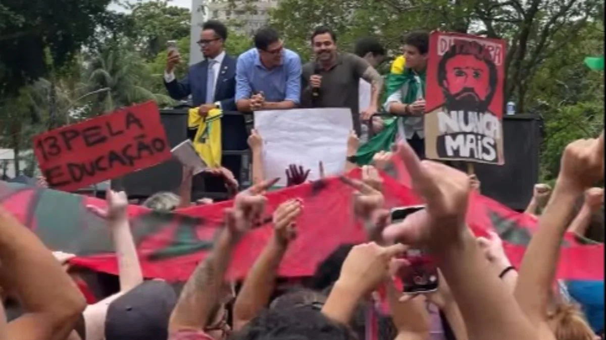 Após veto a atos político-partidários no campus, manifestações de grupos opostos têm bate-boca e troca de ofensas em frente à PUC-Rio