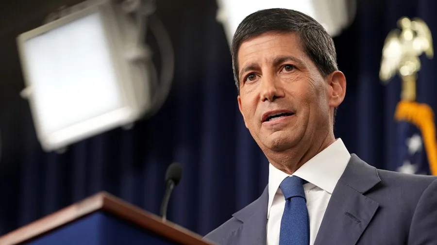 Warsh steps into spotlight after Bessent’s bond move