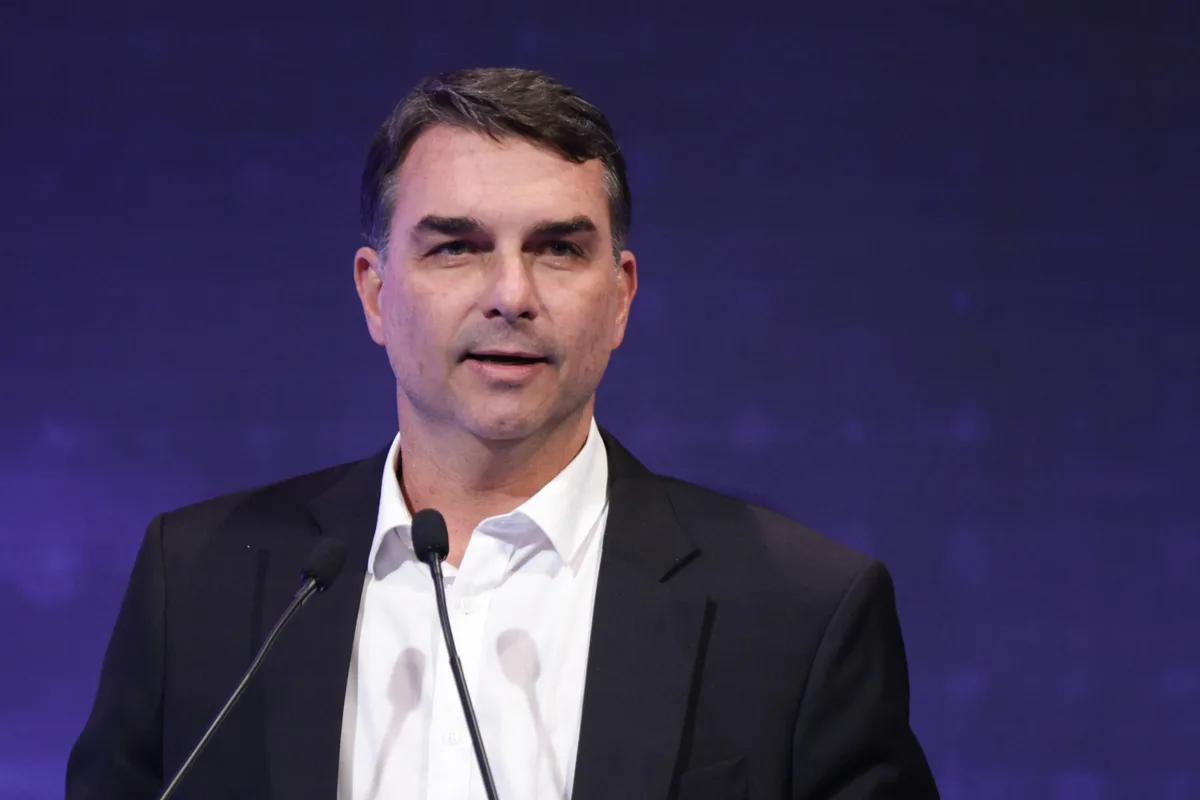 Missão fala em filiação "fraudulenta" de Flávio Bolsonaro ao partido
