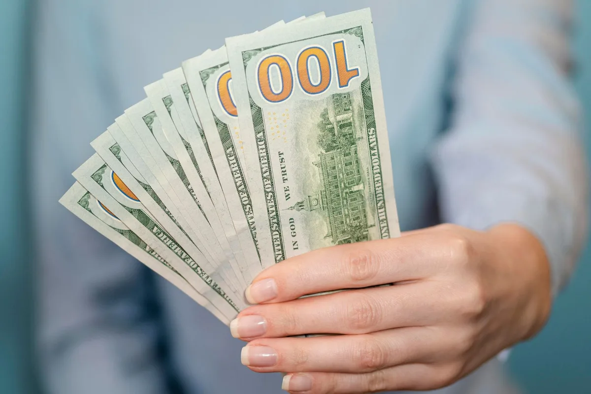 El dólar alcanza un nuevo valor máximo del año y los bonos rebotan tras una semana de caídas