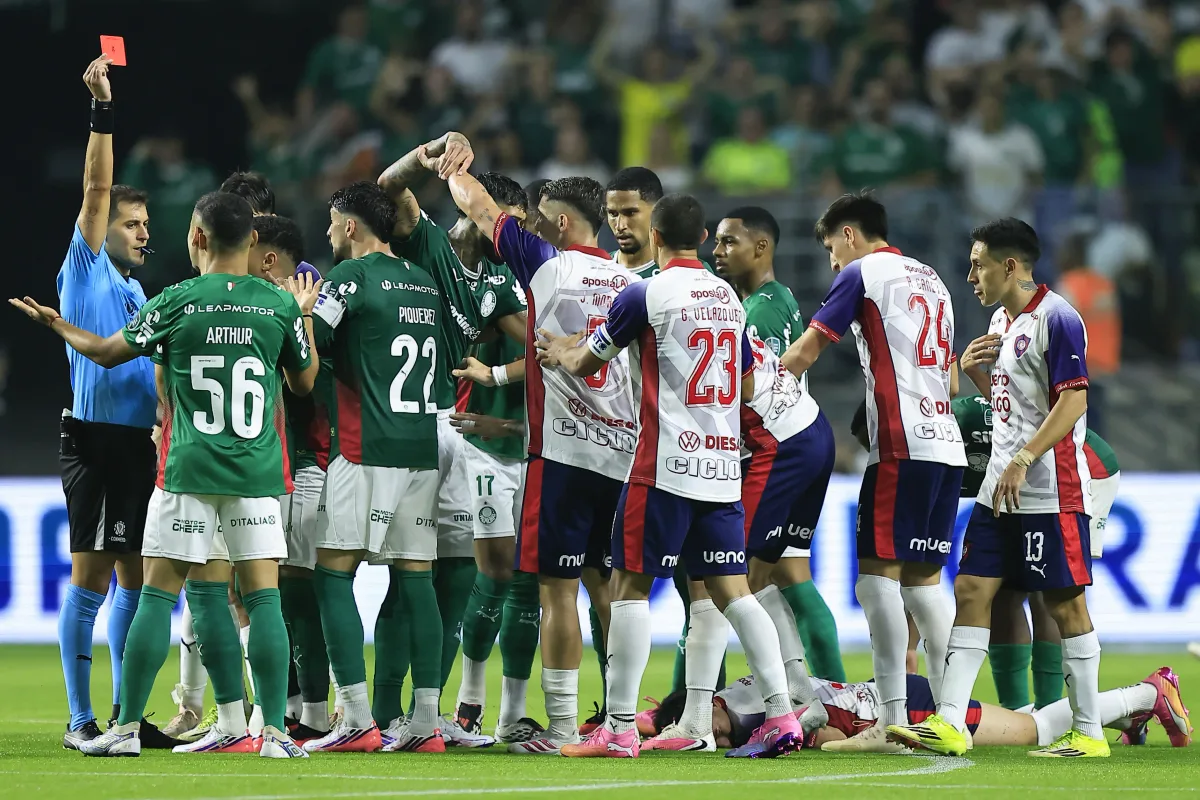 Expulsão exagerada? Andreas Pereira dá soco em braço do adversário e recebe cartão vermelho