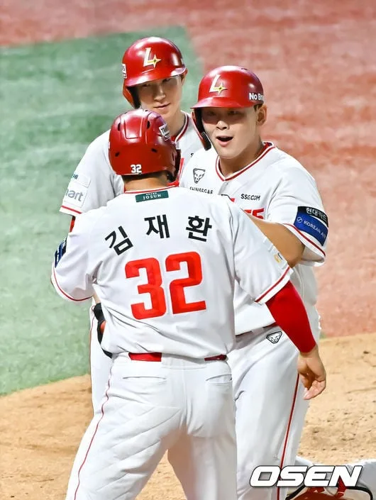 '충격 실책 연발' 한화 4연패 수렁…SSG, 13-6 대승 거두고 주중 3연전 싹쓸이 [인천 리뷰]