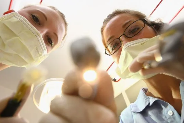 Driblando tarifas dos EUA, indústria odontológica avança na Europa e AL