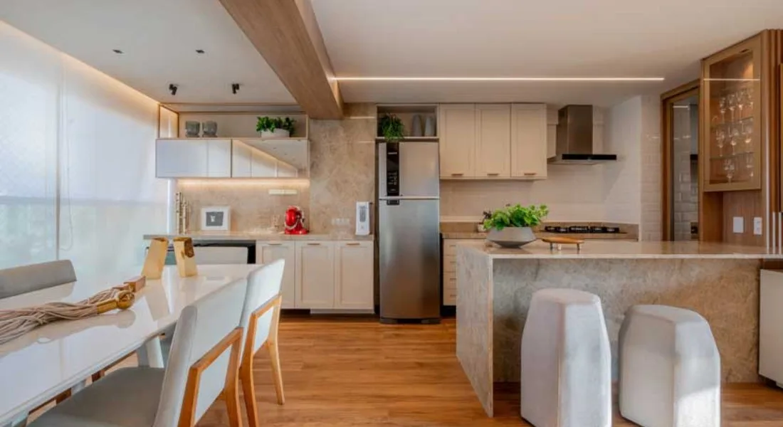Revestimentos amadeirados seguem entre os favoritos dos projetos residenciais