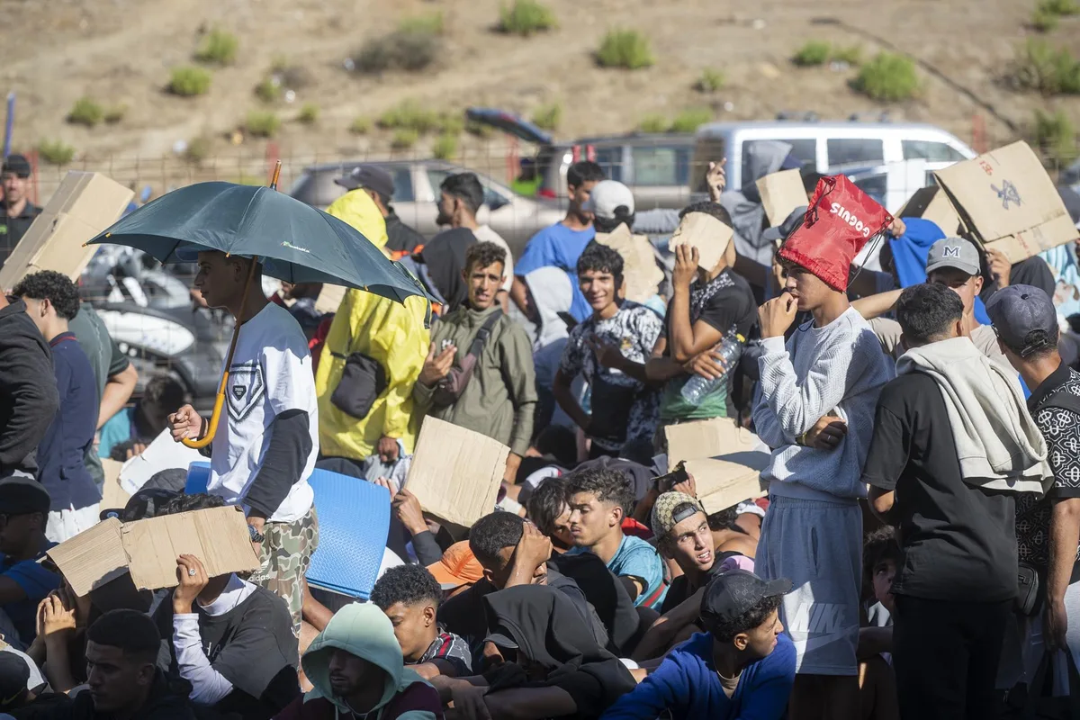 El Gobierno rebaja la cifra de menores migrantes filiados en Ceuta de 2.900 a 1.500 tras depurar registros informáticos