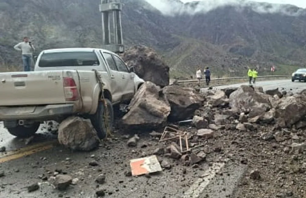 Se desprendieron rocas de un cerro en Mendoza y aplastaron una camioneta: el conductor resultó ileso