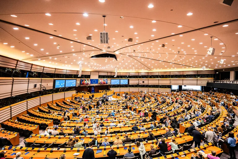 Parlamento Europeu aprova relatório para reforçar defesa da democracia contra FIMI